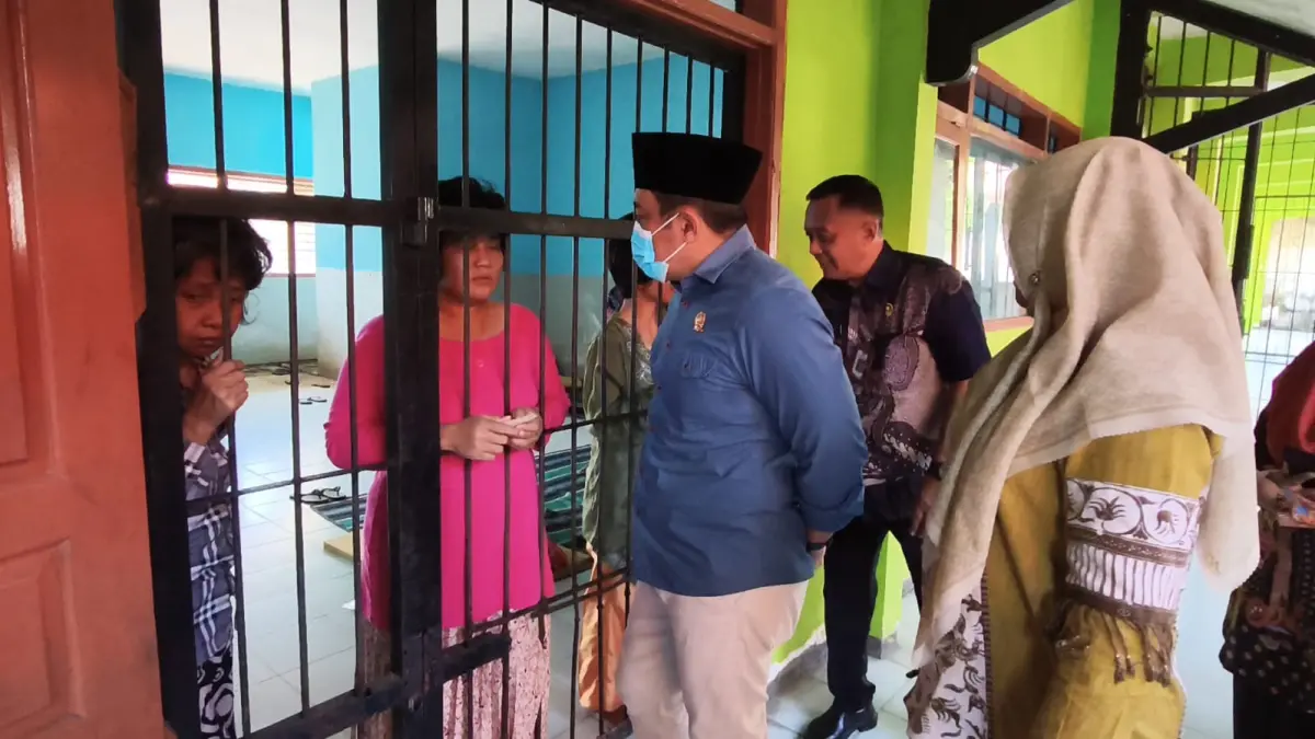 
MEMPRIHATINKAN: Kunjungan DPRD Sidoarjo melihat kondisi Liponsos Sidoarjo yang sudah overkapasitas. (DIKY SANSIRI/RADAR SIDOARJO)
