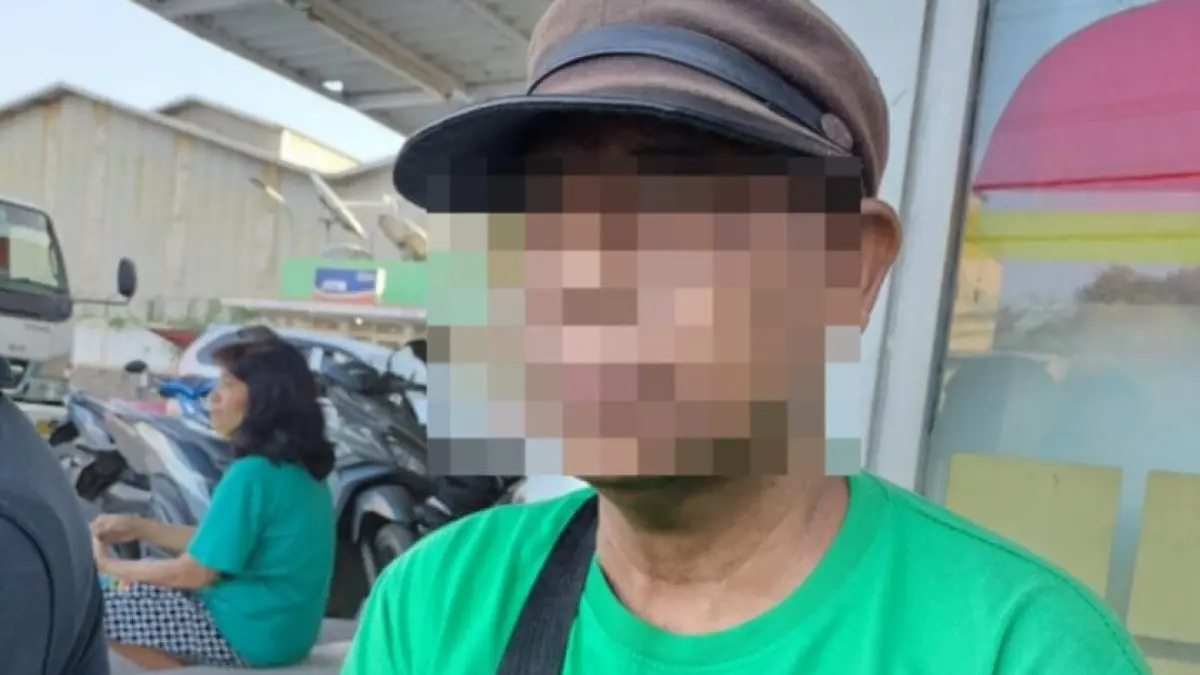 MERESAHKAN: Pria terduga pelaku dugaan eksibisionis diamankan petugas untuk menjalani pemeriksaan di Polsek Waru.