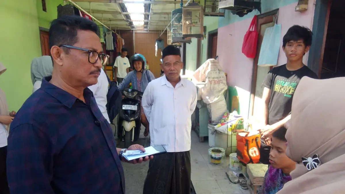 
TERANCAM PUTUS SEKOLAH: Anggota Komisi D DPRD Sidoarjo Tarkit Erdianto menemui dua bersaudara yang gagal melanjutkan pendidikan karena keterbatasan ekonomi di Dusun Pager, Desa Sawotratap, Kecamatan Gedangan, Rabu (22/7).