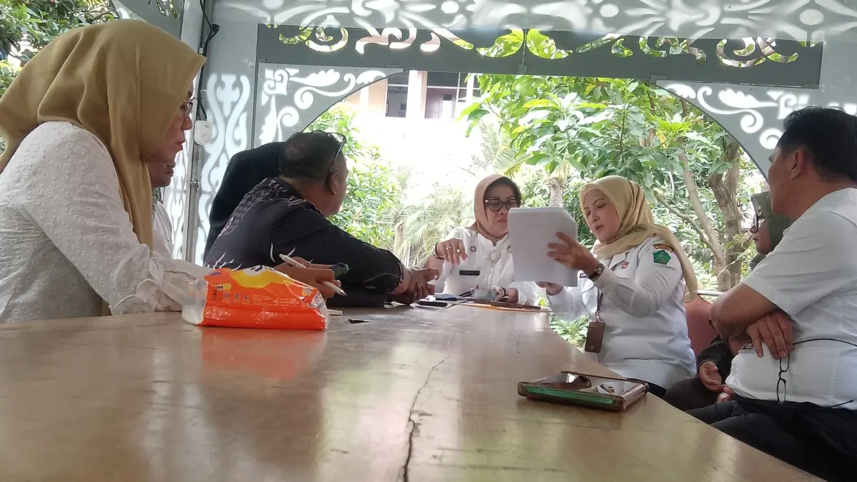 MELURUSKAN: Kadinkes Sidoarjo dr. Lakhsmie Herawati Yuwantina koordinasi dengan Sekda Sidoarjo Fenny Apridawati terkait pencegahan HIV/Aids. (DIKY SANSIRI/RADAR SIDOARJO)