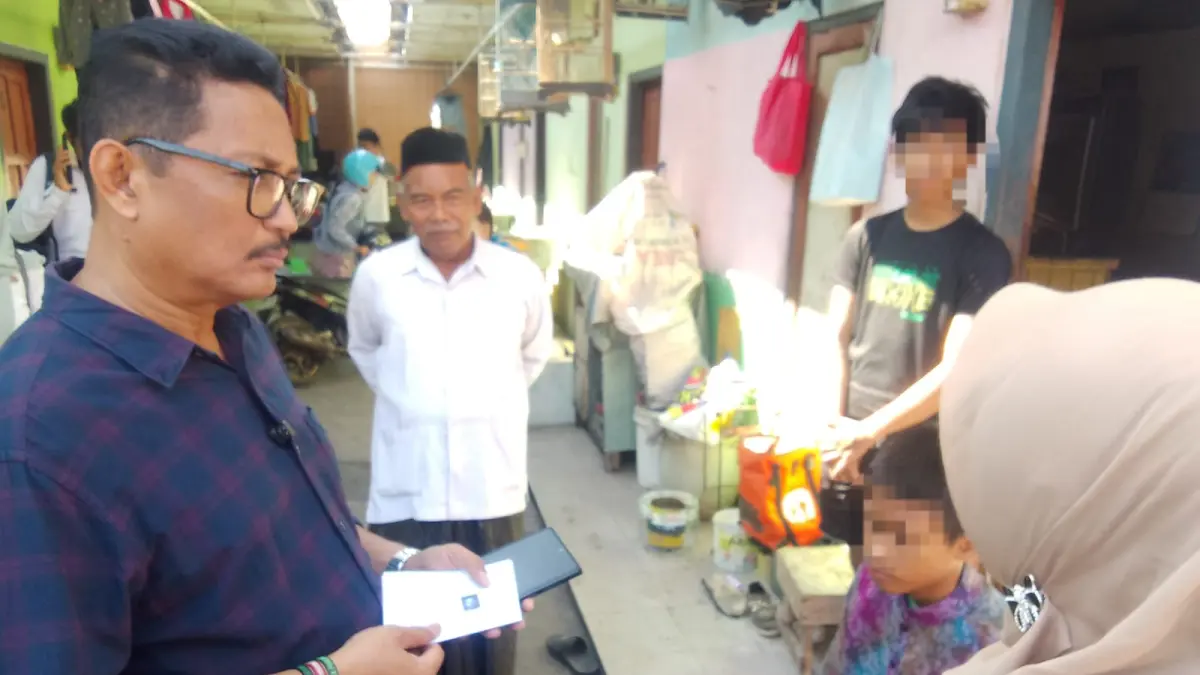 TERANCAM PUTUS SEKOLAH: Anggota Komisi D DPRD Sidoarjo Tarkit Erdianto menemui dua bersaudara yang gagal melanjutkan pendidikan karena keterbatasan ekonomi di Dusun Pager, Desa Sawotratap, Kecamatan Gedangan, Rabu (22/7).