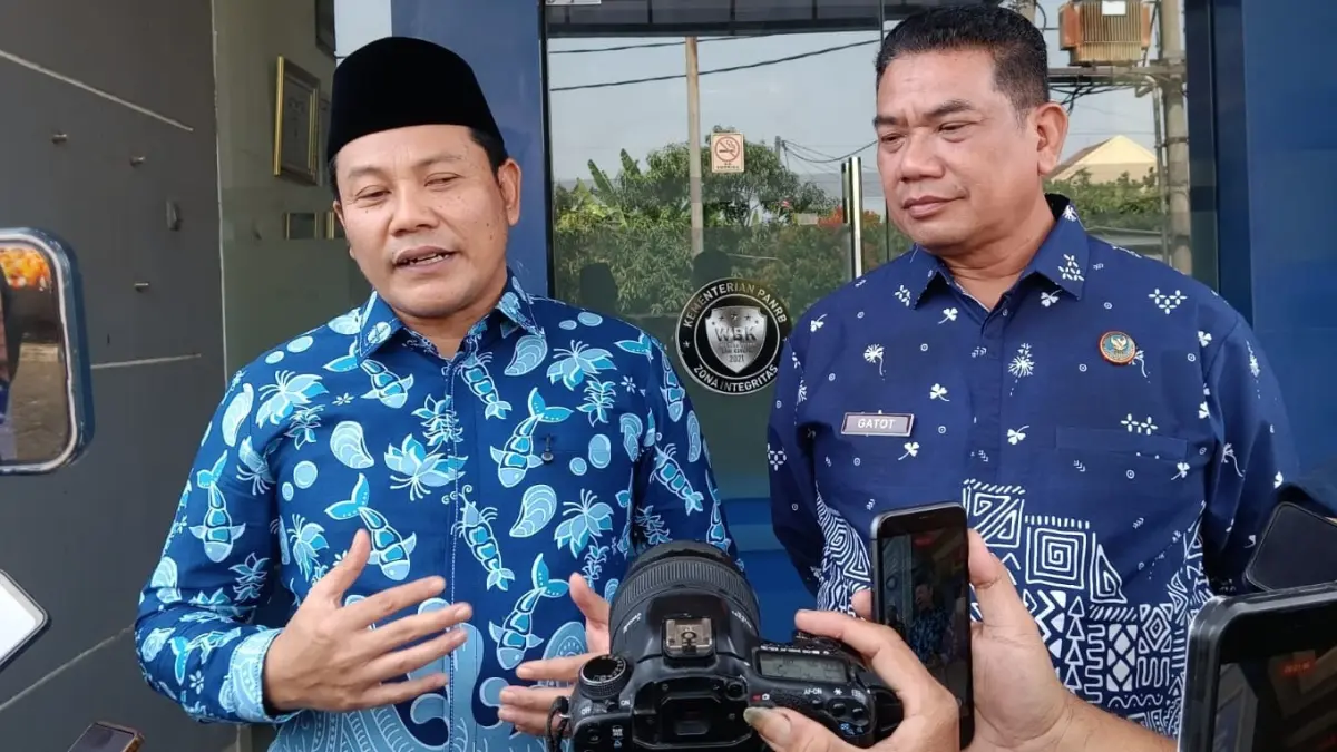 ANTI NARKOBA: Bupati Sidoarjo Subandi bersama Kepala BNNK Sidoarjo Kombes Pol Gatot Soegeng Soesanto memaparkan strategi pencegahan penyalahgunaan narkoba di Kabupaten Sidoarjo.