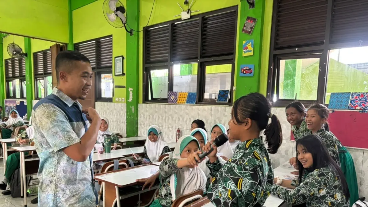 PENCEGAHAN: Personel Satres Perlindungan Perempuan dan Anak (Satres PPA PPO) Polresta Sidoarjo memberikan edukasi tentang bahaya HIV/AIDS kepada para pelajar di Sidoarjo.