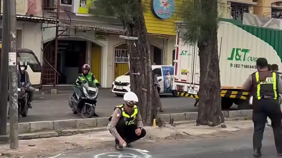 PERISTIWA: Polisi melakukan olah TKP di lokasi kecelakaan lalu lintas di Sidoarjo.