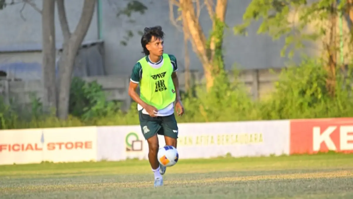 BERJUANG: Pemain menjalani trial untuk memikat hati pelatih Deltras FC Sidoarjo.