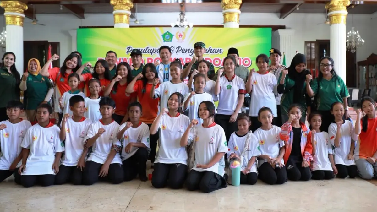 BERPRESTASI: Bupati Sidoarjo Subandi menyerahkan reward kepada 1.940 atlet peraih juara Porkab Sidoarjo 2026 di Pendapa Delta Wibawa, Sabtu (25/7).