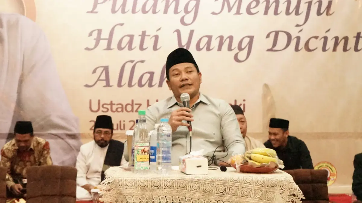 DAKWAH: Bupati Sidoarjo Subandi menyampaikan sambutan saat menghadiri peringatan satu dekade Ummi Peduli di Masjid Agung Sidoarjo, Sabtu (25/7) malam.