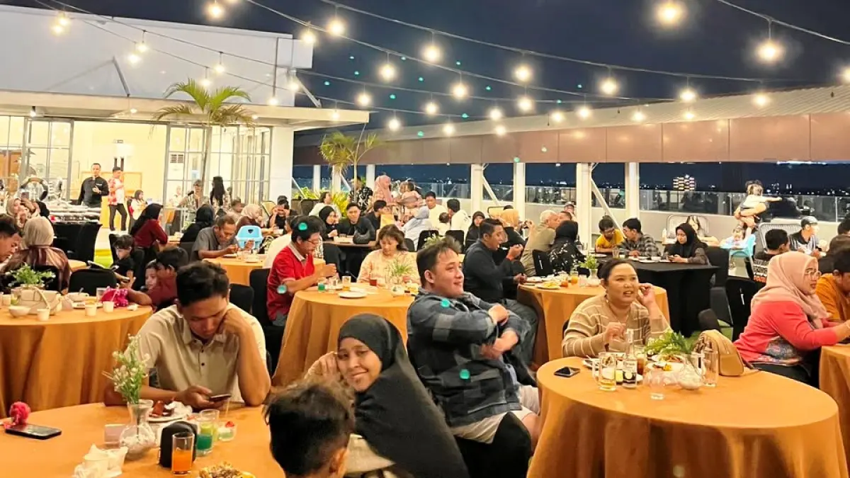 FAVORIT: Pengunjung menikmati suasana senja sambil menyantap hidangan dalam program Sunset Seafood Feast di Wajik Sky Lounge, lantai 10 Luminor Hotel Sidoarjo, Sabtu (25/7).