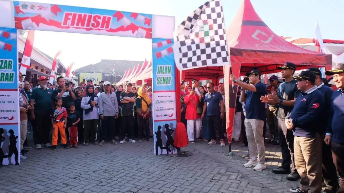 LANCAR: Bupati Sidoarjo Subandi memberangkatkan jalan sehat dalam rangka peringatan Harkopnas ke-79 yang digelar Dewan Koperasi Indonesia Daerah (Dekopinda) Sidoarjo dan Pemkab Sidoarjo.&nbsp;