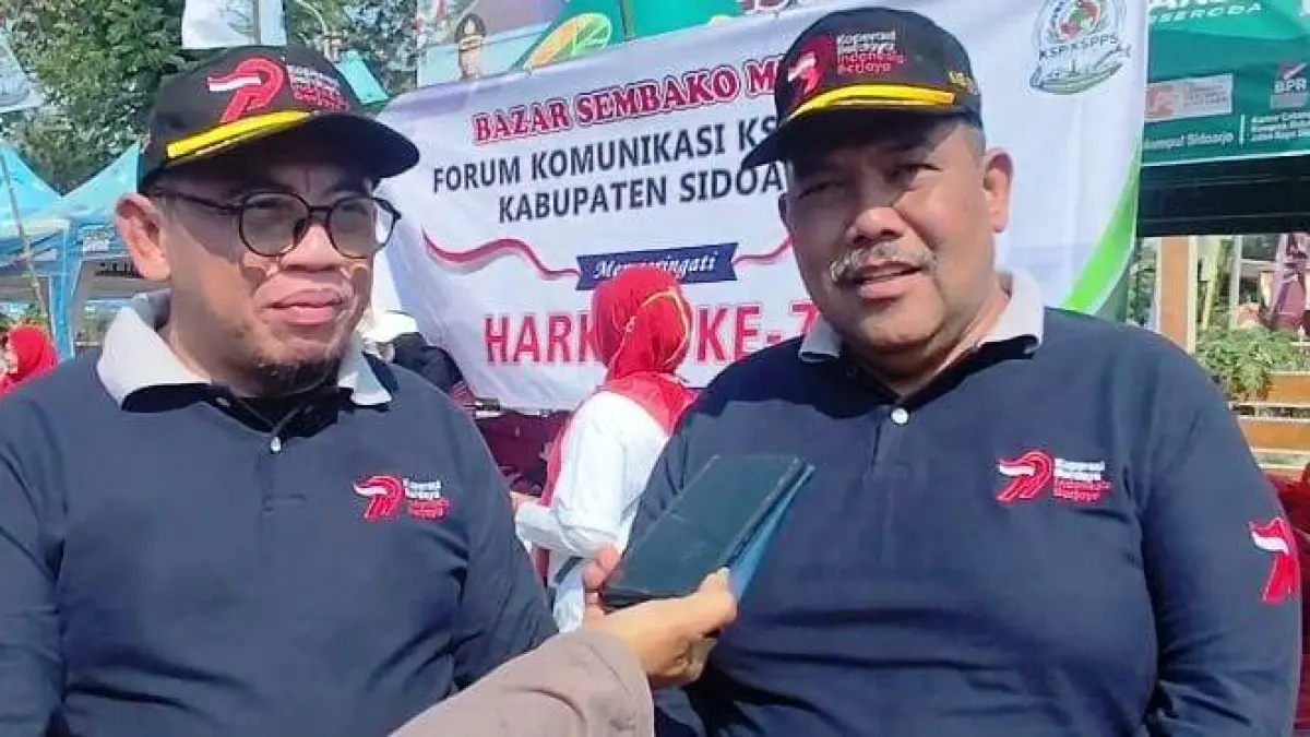 MERINGANKAN: Ketua Dekopinda Sidoarjo Bambang Pujianto (kiri) bersama Kepala Dinas Koperasi dan Usaha Mikro Sidoarjo Mohamad Edi Kurniadi menghadiri pasar murah dalam rangka Harkopnas ke-79 di Mapolsek Sidoarjo Kota, Minggu (26/7).