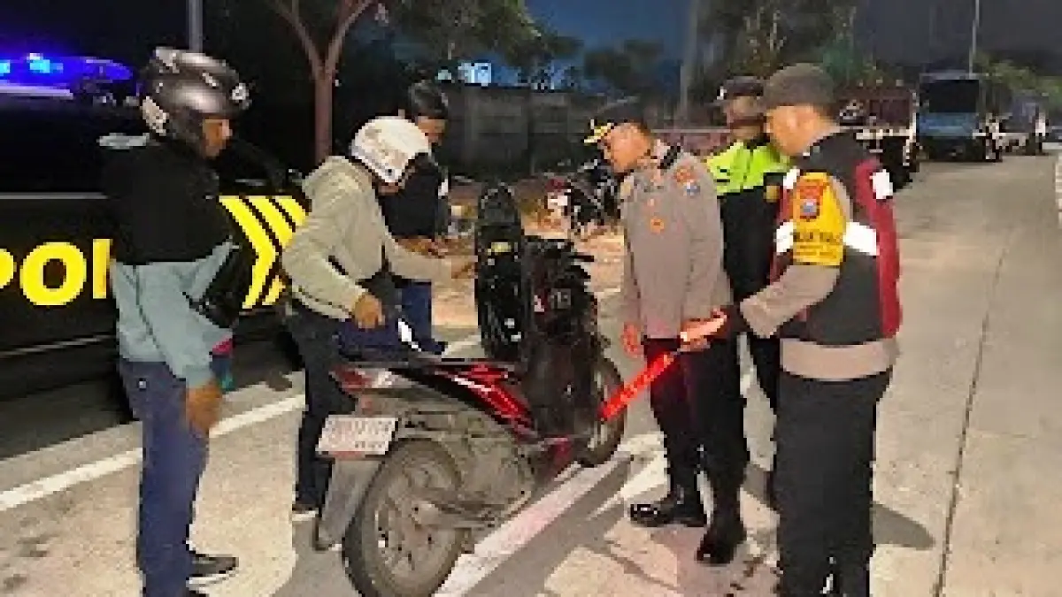 PATROLI: Personel Polsek Balongbendo menyisir sejumlah titik rawan saat patroli cipta kondisi pada Minggu (26/7) dini hari.