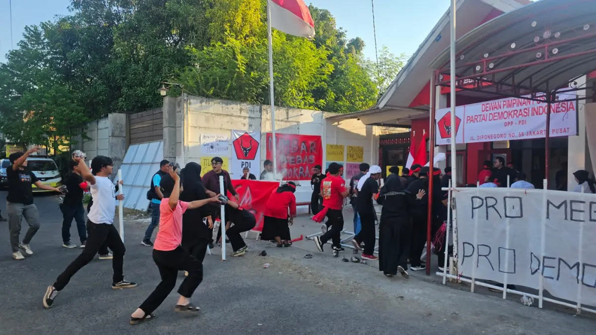 SEMANGAT: Ratusan kader muda PDIP antusias ikuti teatrikal detik-detik peristiwa Kudatuli.