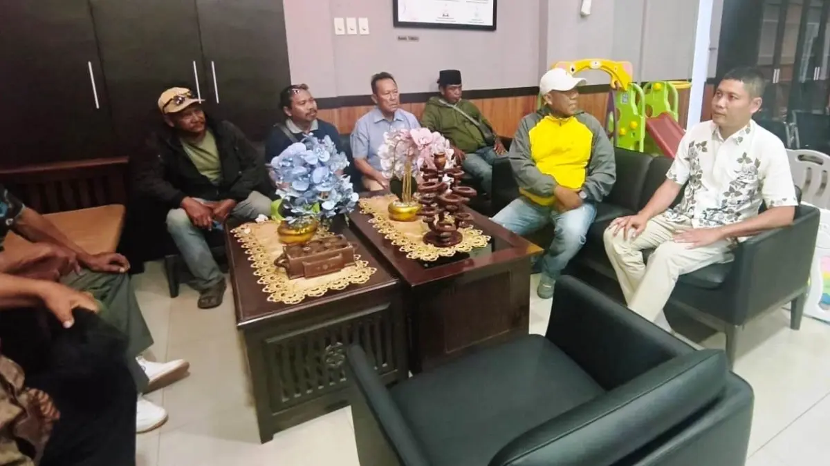 BUTUH PENJELASAN: Perwakilan warga Desa Damarsi mendatangi Kejaksaan Negeri Sidoarjo untuk mempertanyakan perkembangan penanganan dugaan alih fungsi Tanah Kas Desa (TKD).&nbsp;