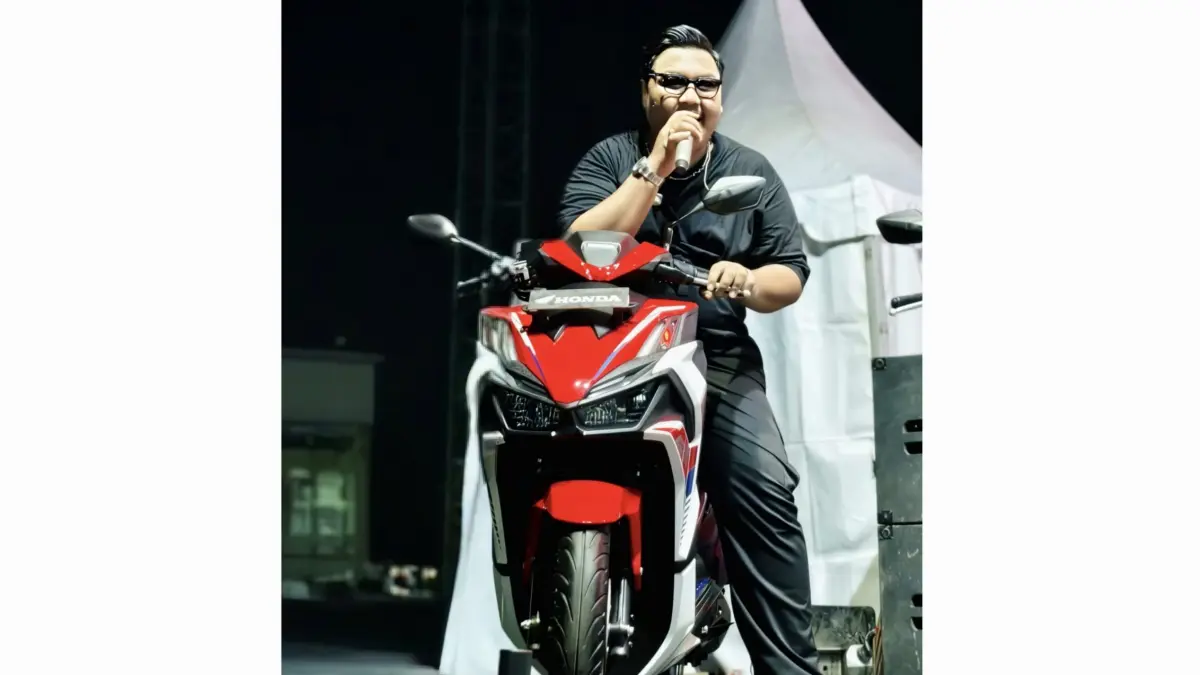 KEREN: Ndarboy bersama New Honda Vario Evo 160 saat tampil dalam acara Public Exhibition New Honda Vario Evo 160 yang diselenggarakan MPM Honda Jatim di Sidoarjo. (IST/RADAR SURABAYA)