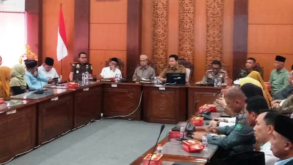 KOMITMEN: Bupati Sidoarjo Subandi saat menggelar rapat dengan seluruh stakeholder bahas pemberantasan miras di Ruang Opsroom Setda Sidoarjo, Senin (27/7). (DIKY SANSIRI/RADAR SIDOARJO)