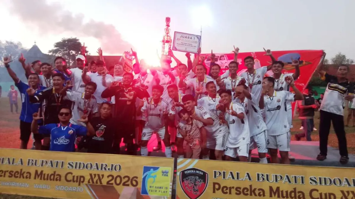 MERIAH: Bupati Sidoarjo Subandi menyerahkan trofi dan hadiah kepada Jakun FC dari Desa Putat, Kecamatan Tanggulangin, usai menjadi juara Perseka Muda Cup XX Piala Bupati Sidoarjo 2026. (DIKY SANSIRI/RADAR SIDOARJO)