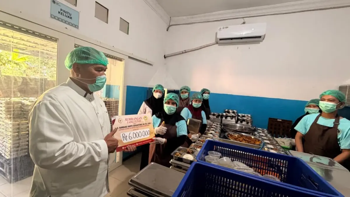 BERI BANTUAN: Ketua Kelompok Fraksi (Kapoksi) Komisi VII DPR RI Fraksi Partai Gerindra Bambang Haryo Soekartono saat mengecek kondisi SPPG Wonoayu, Sidoarjo. (RUDIANTO/RADAR SIDOARJO)
