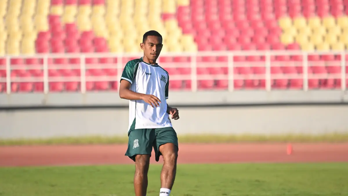 JELANG KOMPETISI: Pemain Deltras FC Sidoarjo intens&nbsp; berlatih.