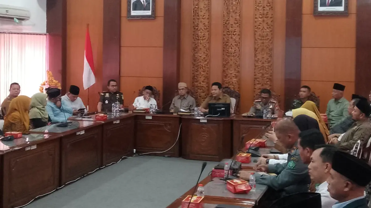 KOORDINASI: Bupati Sidoarjo Subandi dan stakeholder terkait menggelar rapat bahas miras dan prostitusi. (DIKY SANSIRI/RADAR SIDOARJO)