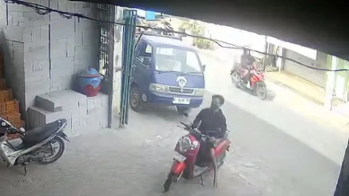 NEKAT: Tangkapan layar rekaman CCTV aksi pencurian kendaraan bermotor di Taman, Sidoarjo.&nbsp;