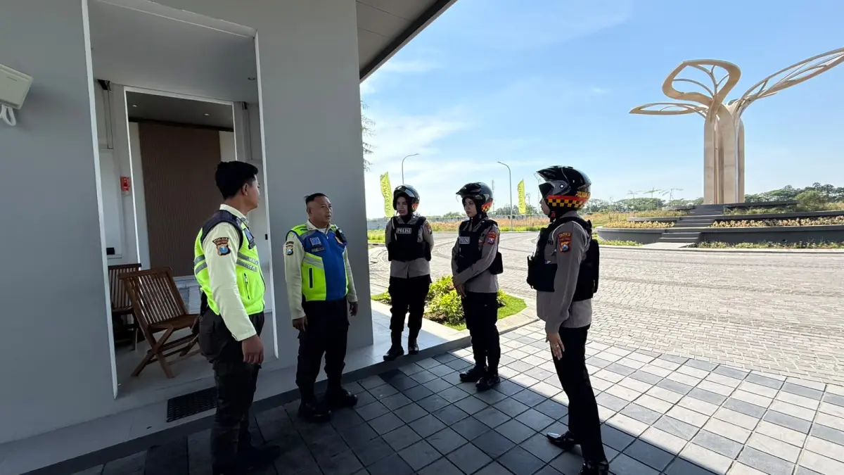 SIAGA: Personel Polwan saat patroli kamtibmas di sejumlah kawasan di Sidoarjo.