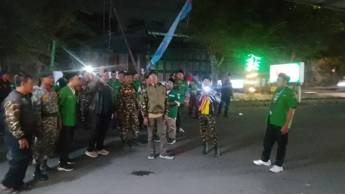 KOMPAK: Ratusan anggota Ansor-Banser menduduki toko miras di Jalan Raya Sarirogo, Sidoarjo, Selasa (28/7) malam. (DIKY SANSIRI/RADAR SIDOARJO)