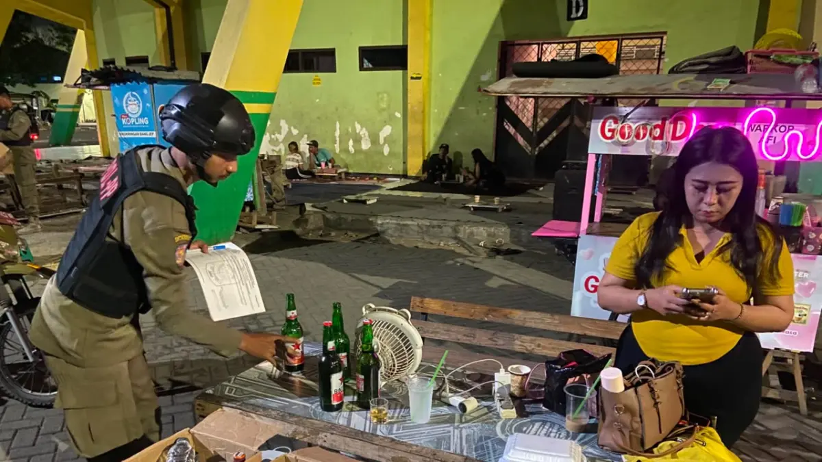 KOMITMEN: Satpol PP Sidoarjo sasar sejumlah warkop untuk memberantas peredaran miras di kawasan GOR, Rabu (29/7).