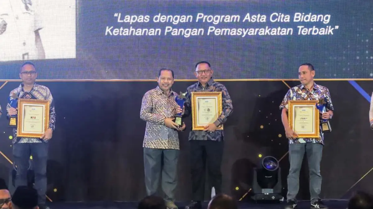 
BERGENGSI: Direktur Radar Surabaya Lilik Widyantoro saat memberikan penghargaan kepada Kepala Lapas (Kalapas) Kelas I Surabaya Sohibur Rachman di Vasa Hotel Surabaya, Kamis (30/7) malam. (ANDY SATRIA/ RADAR SURABAYA)
