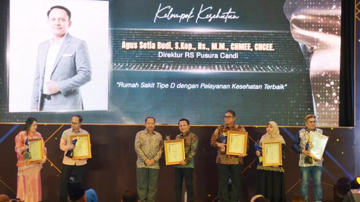 
DEDIKASI TINGGI: Direktur Rumah Sakit Pusura Candi Sidoarjo Agus Setia Budi, S.Kep., Ns., M.M., CHMEE, CHCEE., (tengah) menerima Radar Surabaya Award 2026 di Vasa Hotel Surabaya, Kamis (30/7). (ANDY SATRIA/RADAR SURABAYA)
