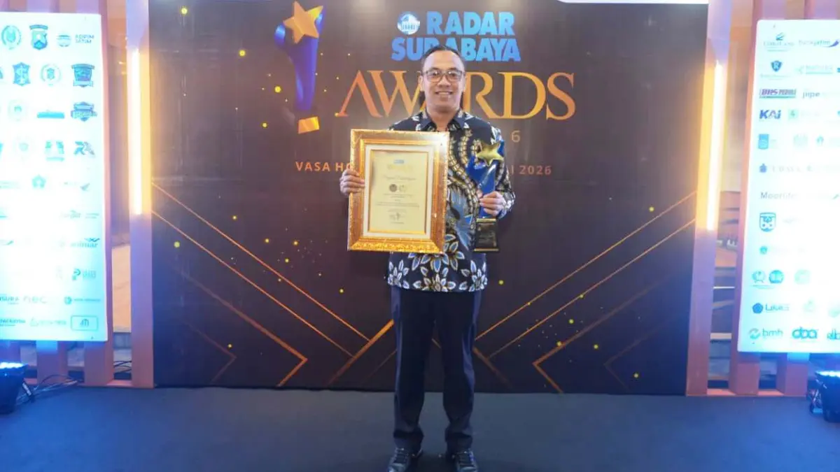 INOVATIF: Kepala Rutan (Karutan) Kelas I Surabaya Tristiantoro Adi Wibowo usai menerima penghargaan ajang Radar Surabaya Award di Vasa Hotel Surabaya, Kamis (30/7) malam. (SURYANTO/RADAR SURABAYA)
