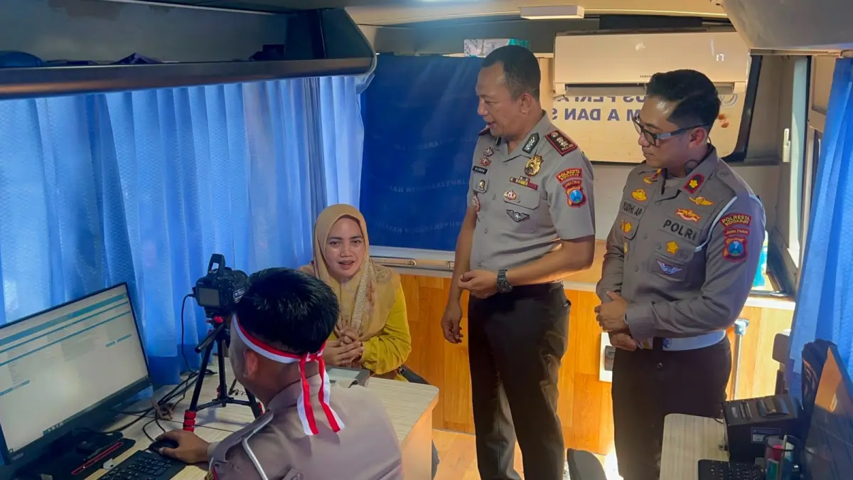 INOVATIF: Wakapolresta Sidoarjo AKBP Mohammad Zainur Rofiq didampingi Kasat Lantas Polresta Sidoarjo Kompol Yudhi Anugrah Putra saat meninjau layanan SIM Keliling.