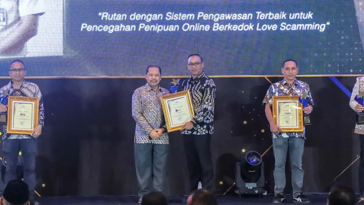 MEMBANGGAKAN: Kepala Rutan (Karutan) Kelas I Surabaya Tristiantoro Adi Wibowo (dua dari kanan) saat menerima penghargaan ajang Radar Surabaya Award di Vasa Hotel Surabaya, Kamis (30/7) malam. (SURYANTO/RADAR SURABAYA)