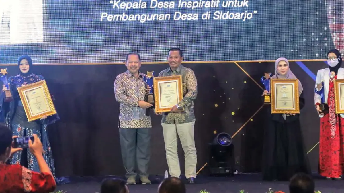 
MOTIVASI: Kepala Desa (Kades) Bringinbendo, Kecamatan Taman, Kabupaten Sidoarjo H Soleh Dwi Cahyono (tiga dari kanan) menerima penghargaan Radar Surabaya Award 2026 di Vasa Hotel Surabaya, Kamis (30/7). (SURYANTO/RADAR SURABAYA)