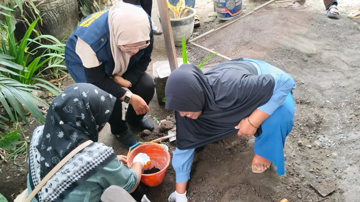 SEMANGAT: Ibu-ibu PKK didorong menjadi pelopor pengelolaan sampah organik berbasis teknologi biopori, sebuah metode sederhana yang mampu mengurangi timbunan sampah sekaligus meningkatkan daya resap air tanah.
