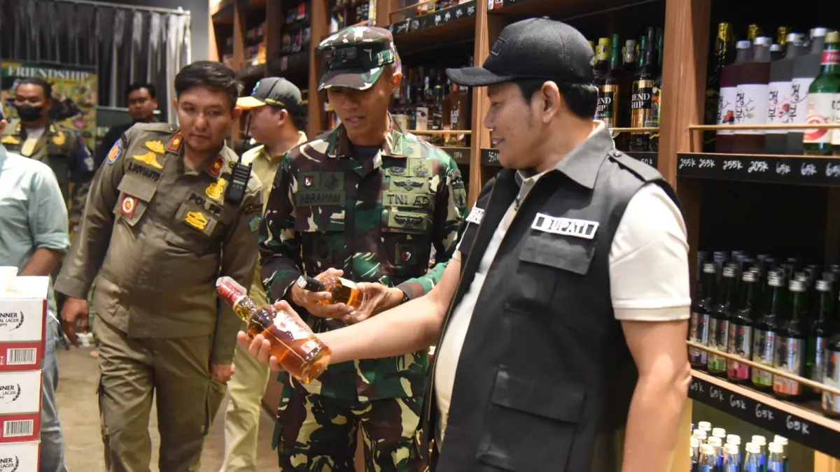 KADAR TINGGI: Bupati Sidoarjo Subandi saat merazia sejumlah toko yang menjual minuman keras.