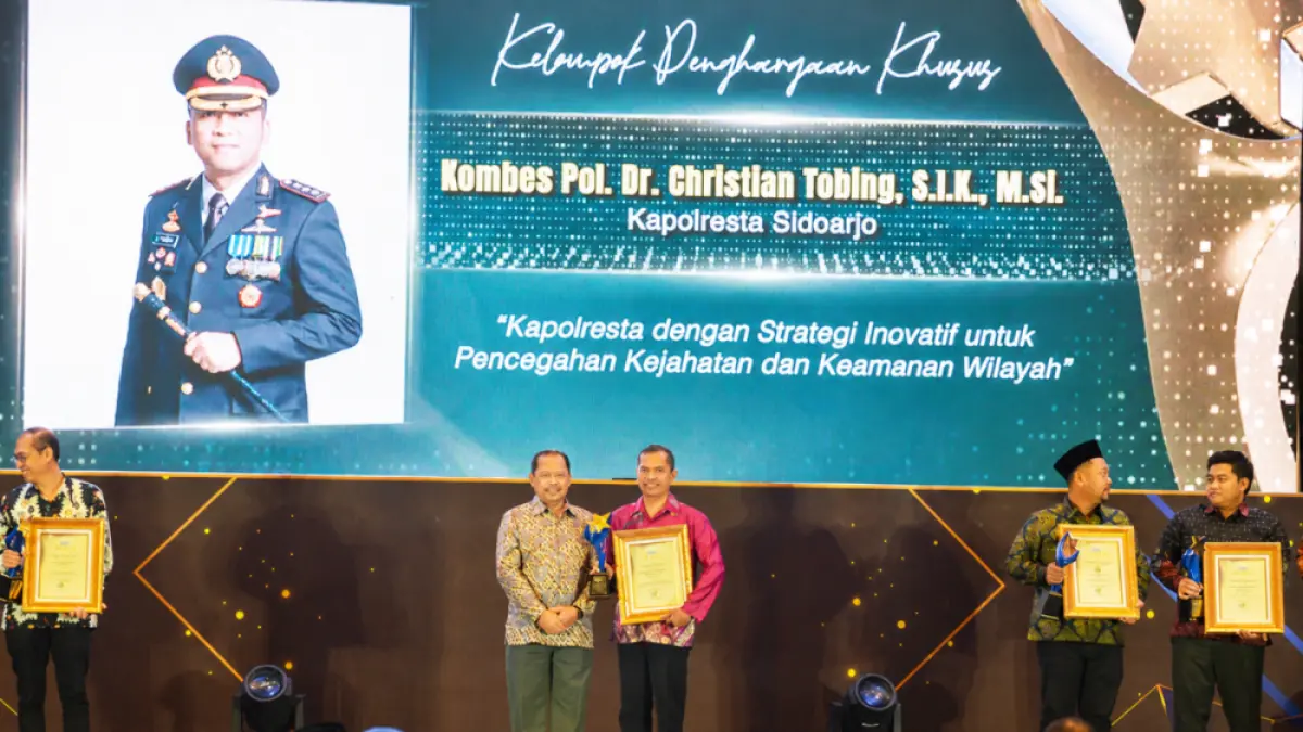 APRESIASI: Kapolresta Sidoarjo mendapatkan penghargaan dari ajang Radar Surabaya Awards 2026 diwakili Kasi Humas Polresta Sidoarjo AKP Tri Novi Handono.&nbsp;&nbsp;