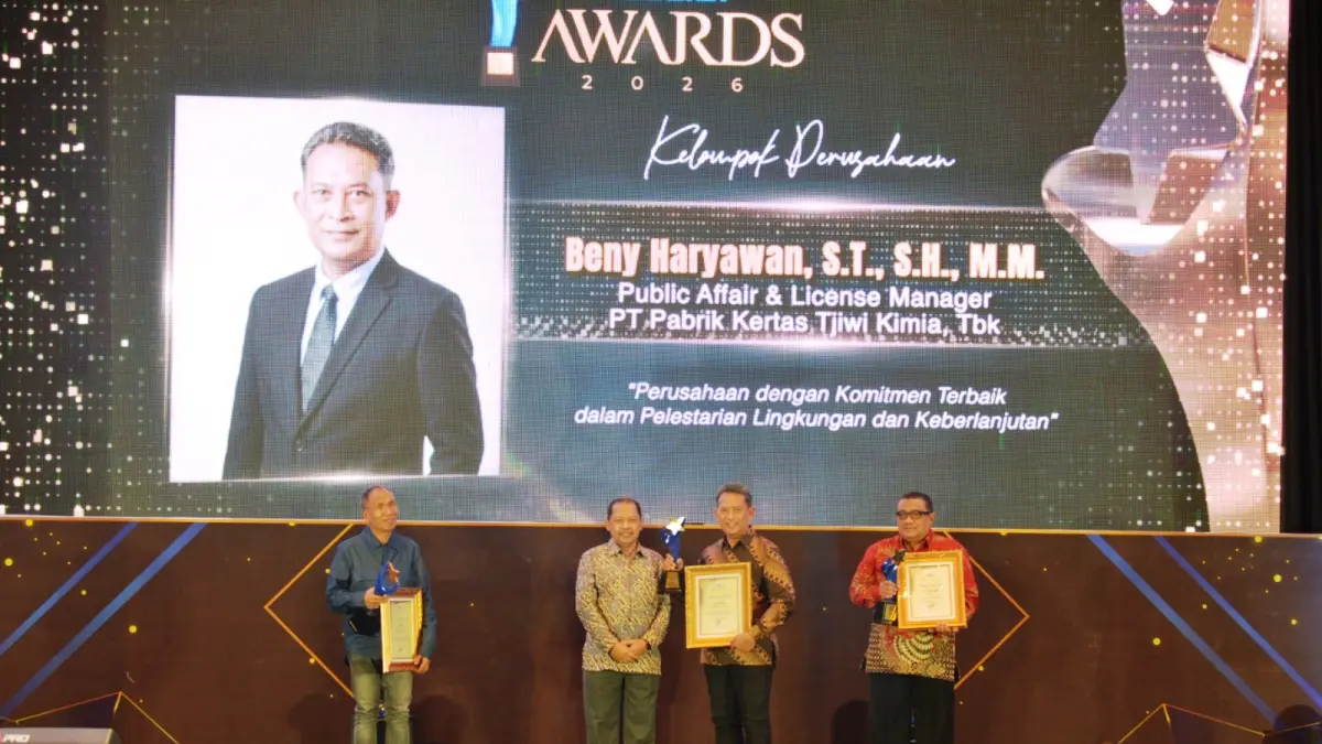 APRESIASI: Penghargaan Radar Surabaya Award 2026 diberikan oleh Direktur Radar Surabaya Lilik Widyantoro dan diterima langsung oleh Public Affair & License Manager PT Pabrik Kertas Tjiwi Kimia Tbk, Beny Haryawan S.T., S.H., M.M.