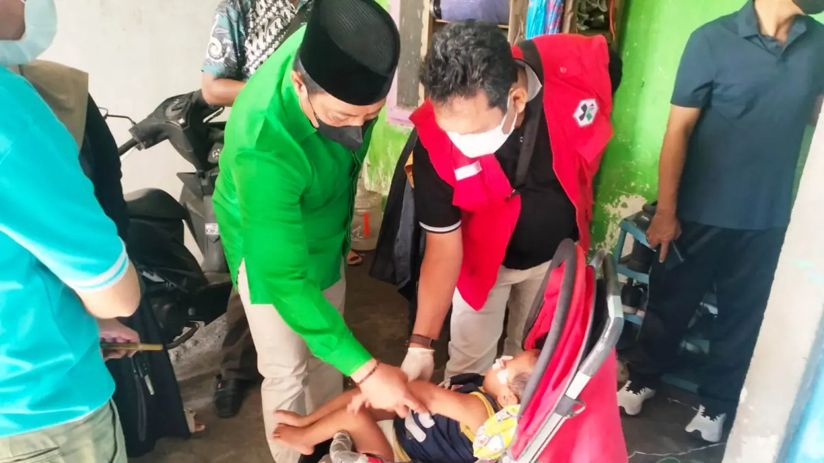 PEDULI: Ketua Komisi D DPRD Sidoarjo Dhamroni Chudlori saat mengunjungi dua anak penyandang Cerebral Palsy (CP) di Desa Grogol, Kecamatan Tulangan.