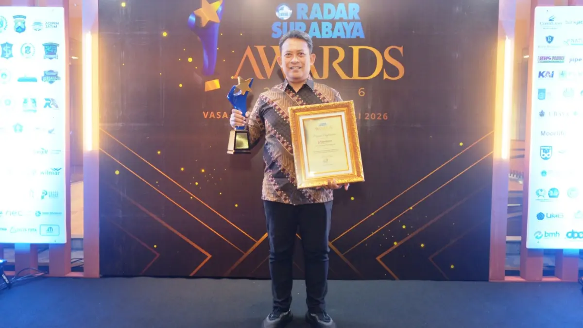 Public Affair & License Manager PT Pabrik Kertas Tjiwi Kimia Tbk, Beny Haryawan S.T., S.H., M.M. usai menerima penghargaan Radar Surabaya Award 2026