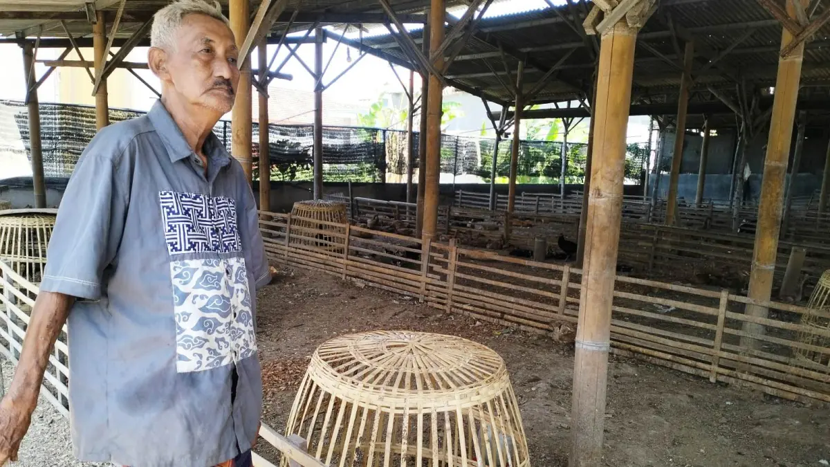 LESU: Peternak telur bebek di Kampung Bebek, Desa Kebonsari, Kecamatan Candi, Sidoarjo, mengaku penjualan belum pulih sejak pandemi Covid-19 akibat melemahnya daya beli masyarakat. (DIKY SANSIRI/RADAR SIDOARJO)