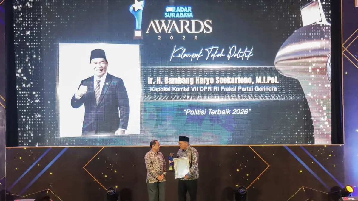 TELADAN: Ketua Kelompok Fraksi (Kapoksi) Komisi VII DPR RI, Ir. H.Bambang Haryo Soekartono, M.I.Pol (BHS) (kanan) dinobatkan menjadi Politisi Terbaik 2026 dalam ajang Radar Surabaya Award 2026.