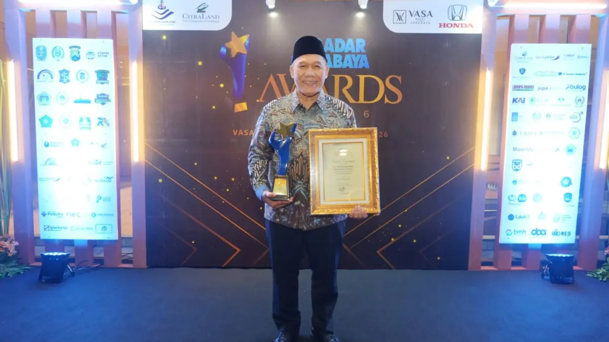 WAKIL RAKYAT: Ketua Kelompok Fraksi (Kapoksi) Komisi VII DPR RI, Ir.H.Bambang Haryo Soekartono, M.I.Pol (BHS) dinobatkan menjadi Politisi Terbaik 2026 dalam ajang Radar Surabaya Award 2026.