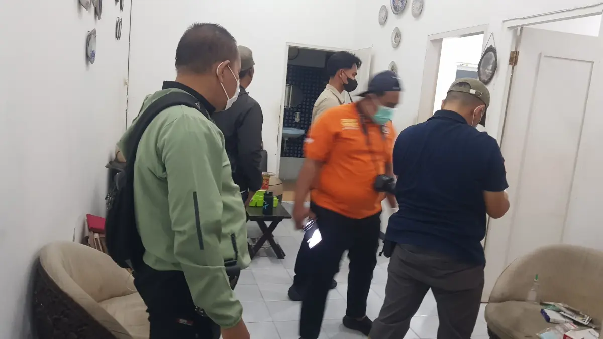 DI RUMAH: Petugas memeriksa lokasi penemuan jasad lansia di Perumahan Maspion Permata, Kecamatan Gedangan, Sidoarjo.