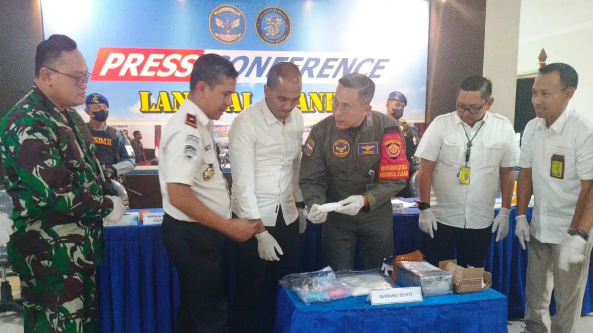 DIGAGALKAN: Petugas menunjukkan barang bukti penyelundupan sabu serta ekstasi di Bandara Juanda.