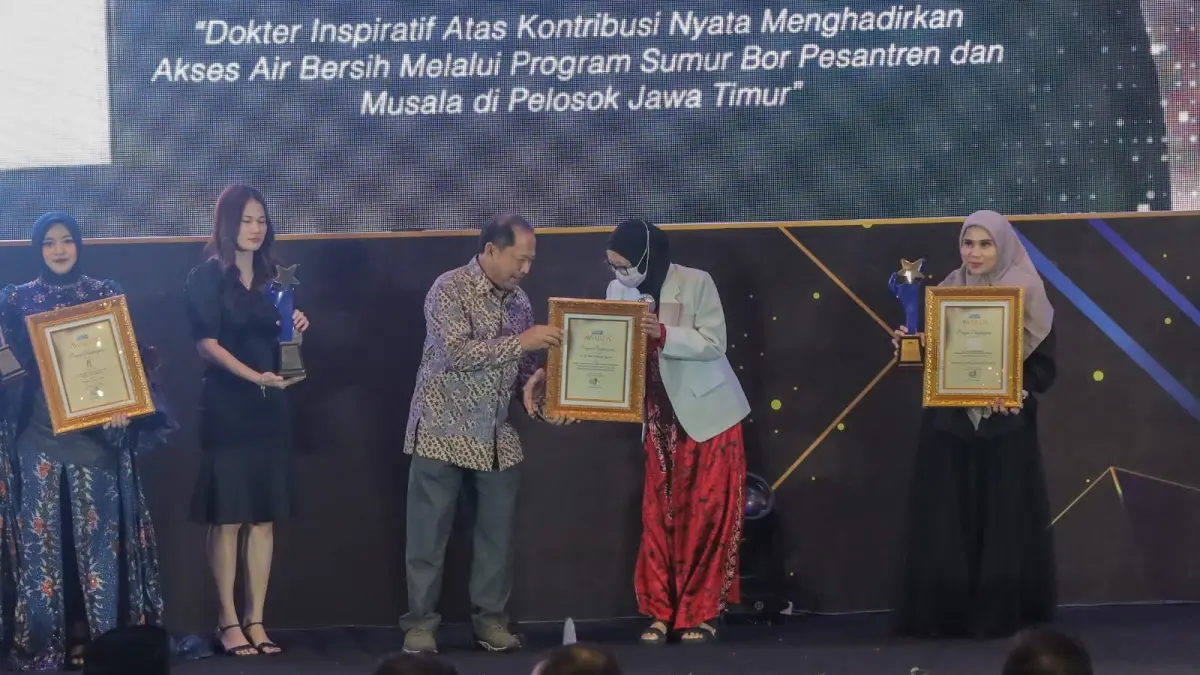 dr. Hj. Rini Yulianti, Sp.OG. raih penghargaan&nbsp;Dokter Inspiratif 2026 di Ajang Radar Surabaya Awards 2026.