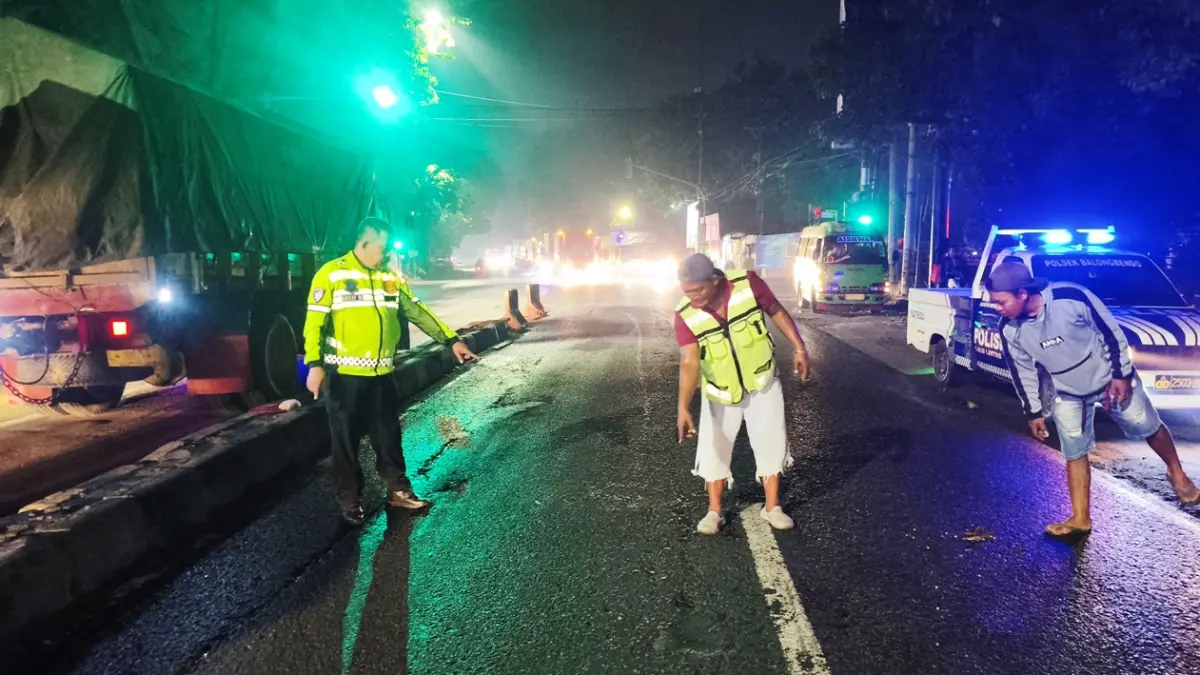 TRAGIS: Polisi lakukan oleh TKP kecelakaan di Jalan Raya Bakalan, Balongbendo.