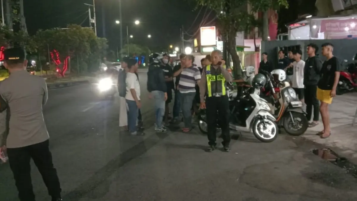 GEGER: Personel Polsek Buduran mengamankan lokasi keributan di Desa Pagerwojo, Kecamatan Buduran, Selasa (4/8) malam.