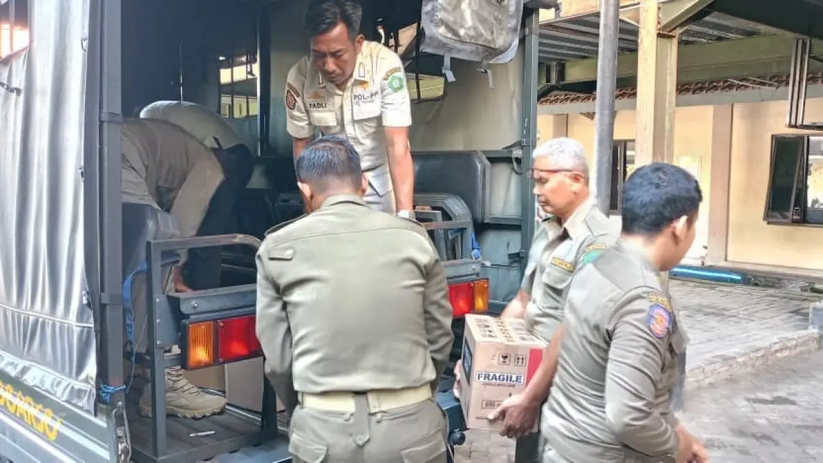 
PESAKITAN: Barang bukti minuman keras (miras) hasil penyitaan diamankan di Kantor Satpol PP Sidoarjo, Rabu (5/8).