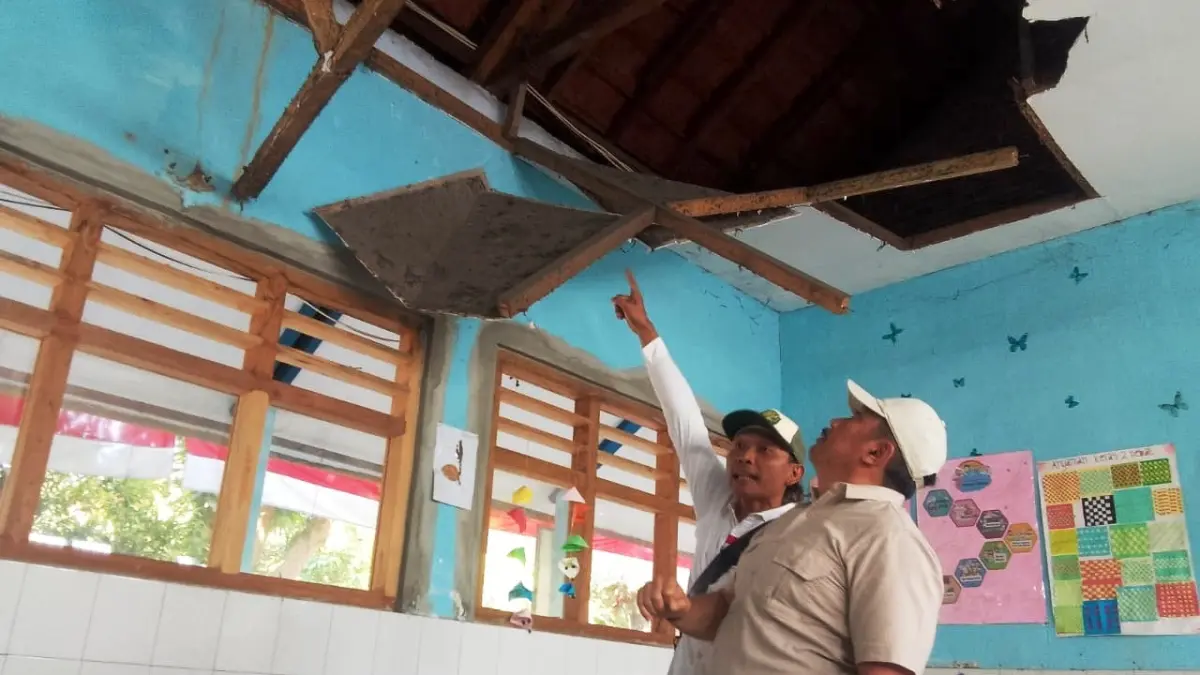 RUSAK: Ketua Komisi D DPRD Sidoarjo Moch Dhamroni Chudlori (kanan) mengecek kondisi ruang kelas SDN Gelang 2 Tulangan yang rusak akibat plafon ambrol, Rabu (5/8). (DIKY SANSIRI/RADAR SIDOARJO)