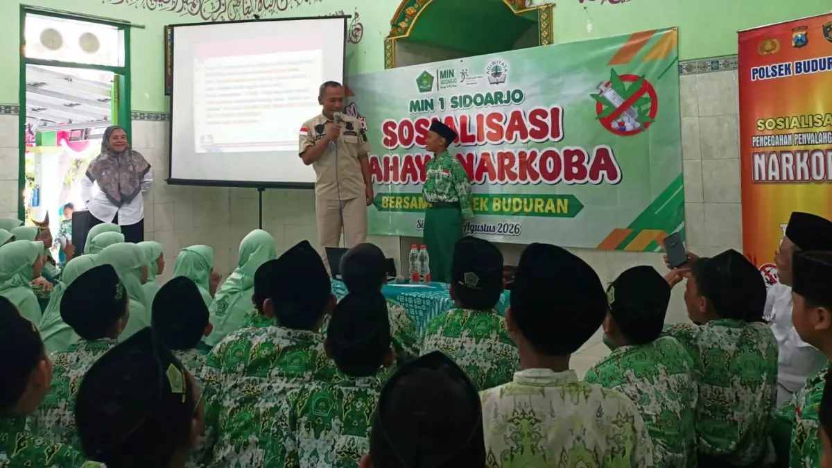 SEMANGAT: Personel Polsek Buduran saat memberi edukasi bahaya narkoba kepada para pelajar.